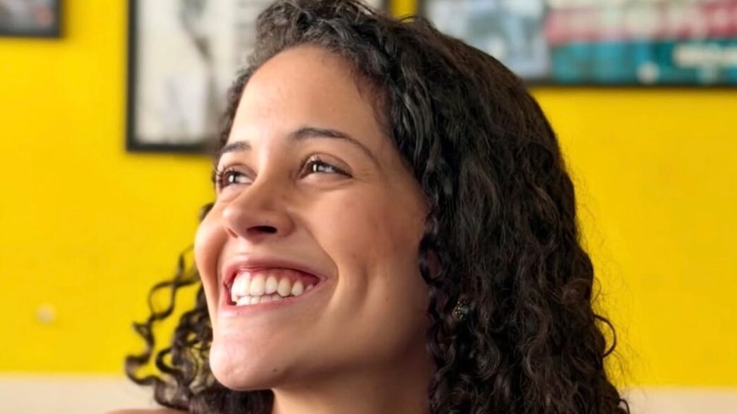 Presidente da UNE Bianca Borges comenta desafios de comunicação do governo Lula.