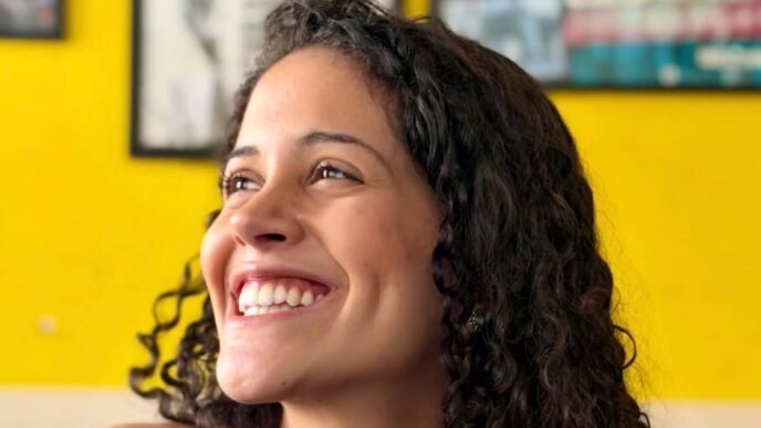 Presidente da UNE Bianca Borges comenta desafios de comunicação do governo Lula.