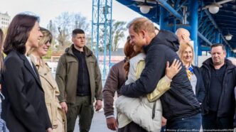 Príncipe Harry em visita oficial a Kiev para discutir segurança e apoio humanitário.