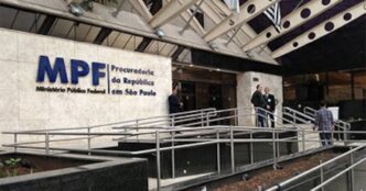 Agentes da Polícia Federal em operação contra lavagem de dinheiro.