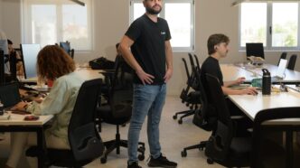Profissionais de tecnologia trabalhando no desenvolvimento de modelos de inteligência artificial.