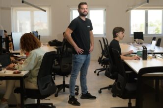 Profissionais de tecnologia trabalhando no desenvolvimento de modelos de inteligência artificial.