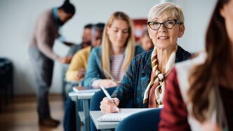Estudantes idosos em sala de aula universitária na Espanha