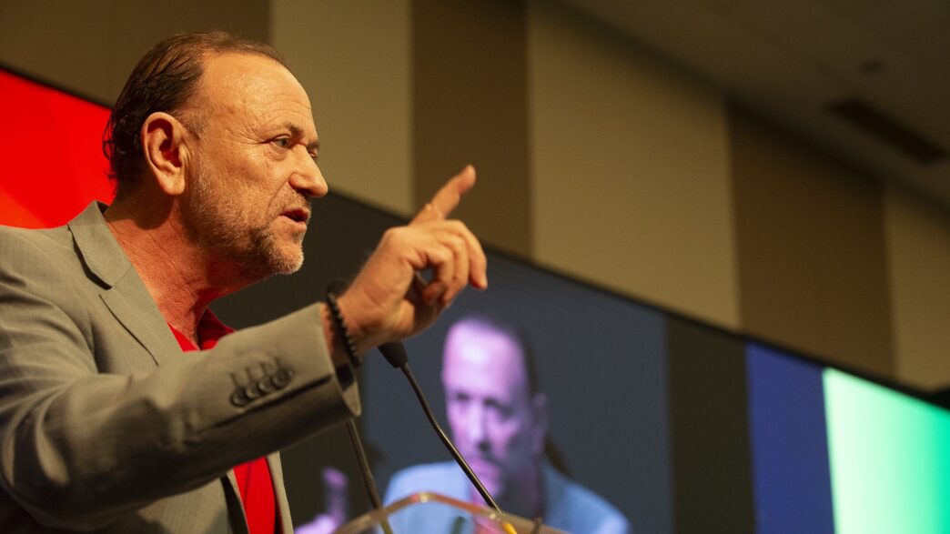 Edinho Silva, presidente do PT, discursa em evento partidário.