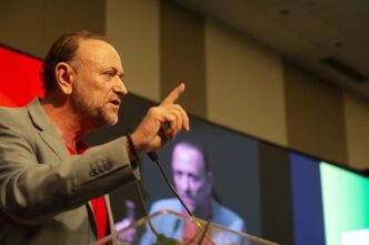 Edinho Silva, presidente do PT, discursa em evento partidário.