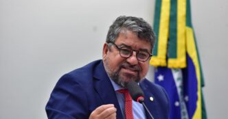 Washington Quaquá e Benedita da Silva em evento político no Rio de Janeiro.