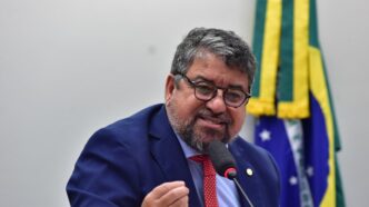Washington Quaquá e Benedita da Silva em evento político no Rio de Janeiro.