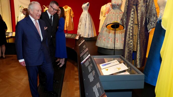 Rei Charles em evento oficial de homenagem à rainha Elizabeth II.