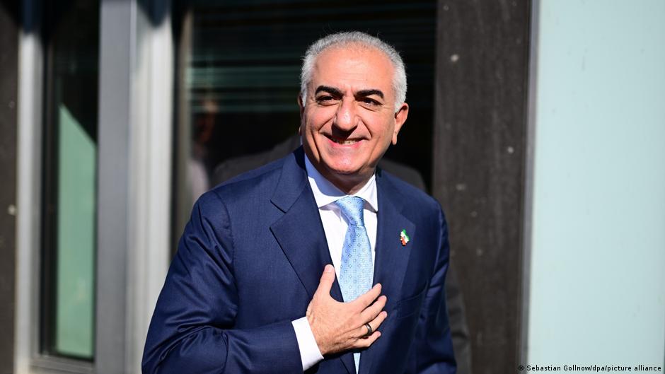 Reza Pahlavi durante conferência em Berlim sobre o futuro do Irã.