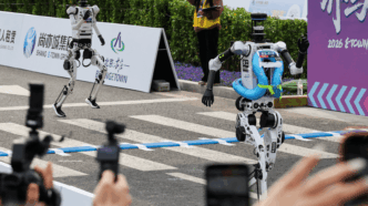Robôs humanoides competindo em meia maratona em Pequim.
