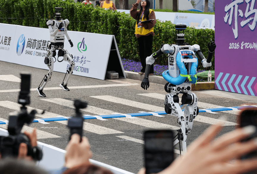 Robôs humanoides competindo em meia maratona em Pequim.