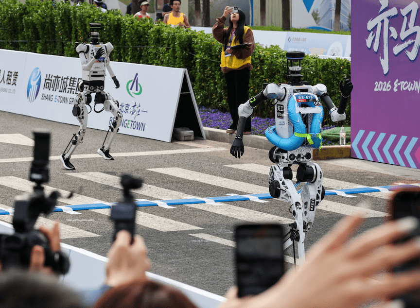 Robôs humanoides competindo em meia maratona em Pequim.