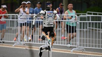 Robô humanoide competindo em maratona na China.