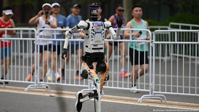 Robô humanoide competindo em maratona na China.