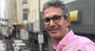 Romeu Zema em evento político discutindo cenários eleitorais.
