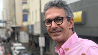 Romeu Zema em evento político discutindo cenários eleitorais.