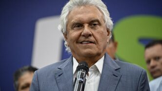 Ronaldo Caiado em evento público discutindo pautas de segurança e legislação.
