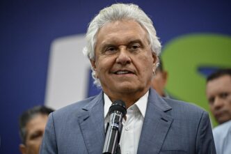 Ronaldo Caiado em evento público discutindo pautas de segurança e legislação.