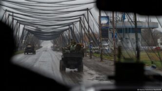 Destruição em áreas urbanas na região de Donetsk devido ao conflito armado.
