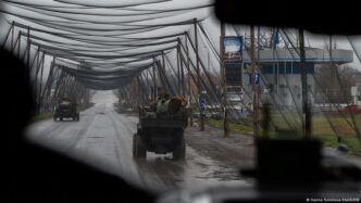 Destruição em áreas urbanas na região de Donetsk devido ao conflito armado.