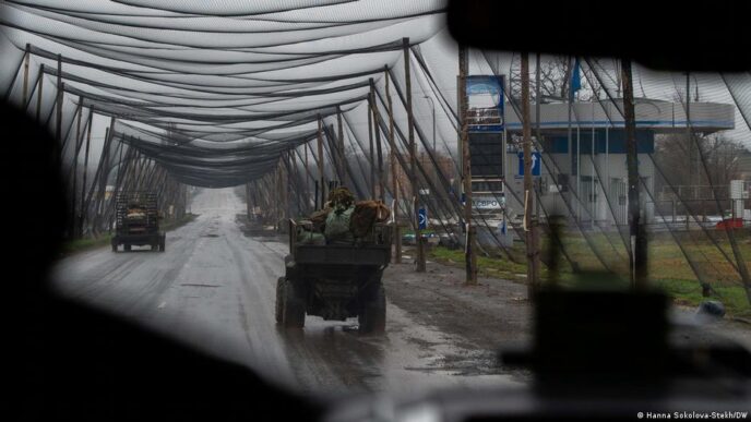 Destruição em áreas urbanas na região de Donetsk devido ao conflito armado.