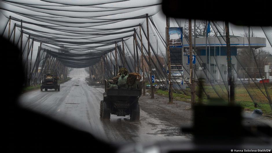 Destruição em áreas urbanas na região de Donetsk devido ao conflito armado.
