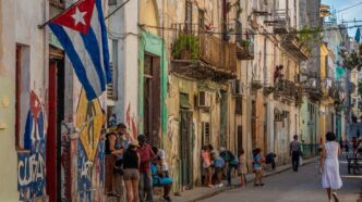 Bandeiras da Rússia e Cuba em evento diplomático oficial.