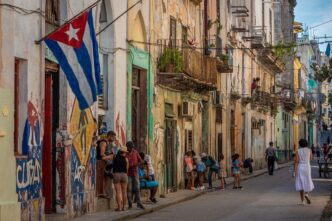 Bandeiras da Rússia e Cuba em evento diplomático oficial.