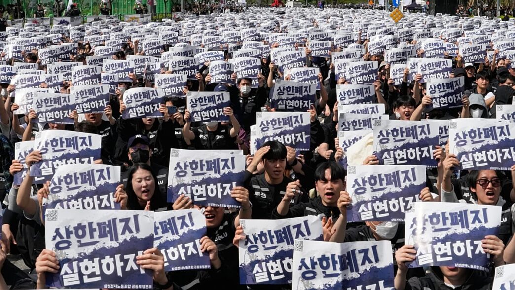 Trabalhadores da Samsung protestam em complexo industrial na Coreia do Sul.