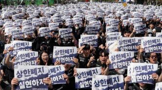 Trabalhadores da Samsung protestam em complexo industrial na Coreia do Sul.