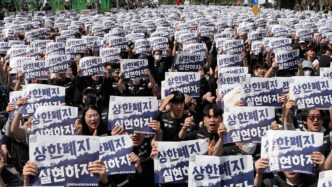 Trabalhadores da Samsung protestam em complexo industrial na Coreia do Sul.