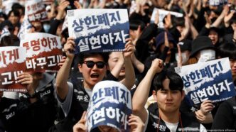 Trabalhadores da Samsung em manifestação por melhores salários.
