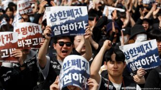 Trabalhadores da Samsung em manifestação por melhores salários.