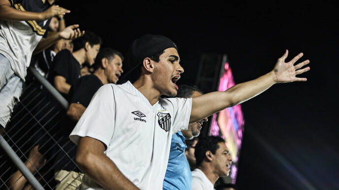 Jogadores em campo durante partida do Campeonato Brasileiro
