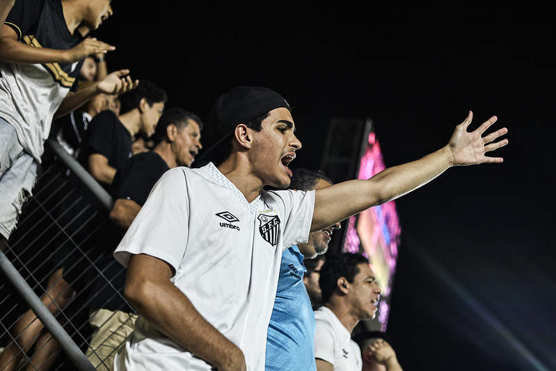 Jogadores em campo durante partida do Campeonato Brasileiro