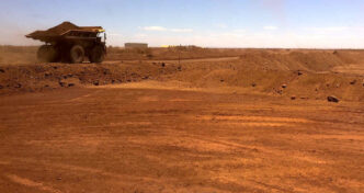 Operação de extração mineral em mina de terras raras.