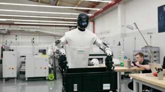 Robô humanoide operando em ambiente de fábrica da Siemens.
