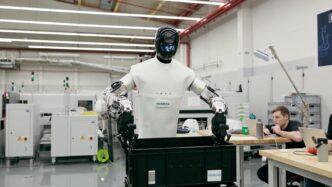 Robô humanoide operando em ambiente de fábrica da Siemens.