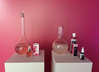 Logotipo e produtos da marca Simple, pertencente à Hypera, em exposição.