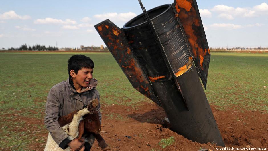 Refugiados retornam à Síria em meio à destruição urbana.