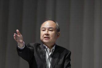 Logotipo do SoftBank Group e representação de chips de inteligência artificial.