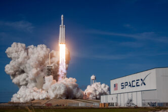 Logotipos da SpaceX e Cursor representando a parceria tecnológica.