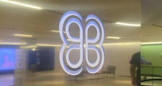 Logotipo da Multiplan e gráfico de ações representando o mercado imobiliário.