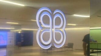 Logotipo da Multiplan e gráfico de ações representando o mercado imobiliário.