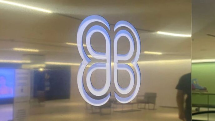 Logotipo da Multiplan e gráfico de ações representando o mercado imobiliário.