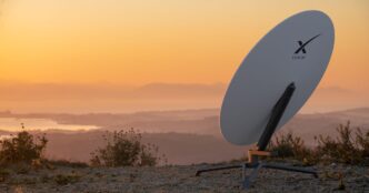 Antena da Starlink instalada em área rural para recepção de internet via satélite.