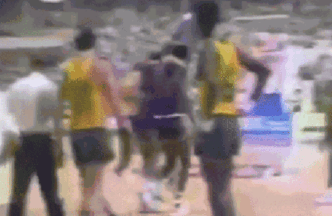 Oscar Schmidt em momento de jogo pela seleção brasileira.