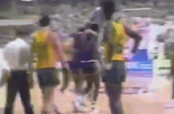 Oscar Schmidt em momento de jogo pela seleção brasileira.