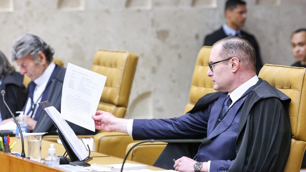 Fachada do Supremo Tribunal Federal em Brasília durante sessão de julgamento.