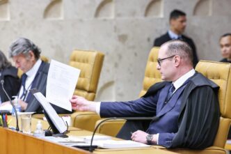 Fachada do Supremo Tribunal Federal em Brasília durante sessão de julgamento.